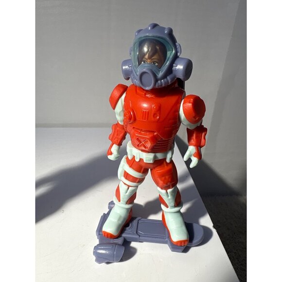 Maxi Kinder Surprise 2024 Spacemen Space Astronaut Figures Easter Yellow Red - Picture 3 of 5